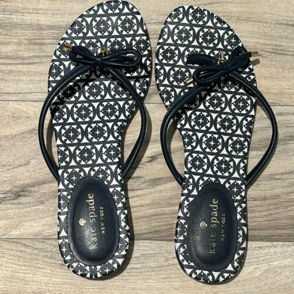 Kate‎ Spade Mystic Bow Spade Charm Black White Print Thong Flip Flop Sandals 7.5